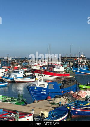 SETUBAL, PORTUGAL - 24 JUILLET 2019 : Bâteaux de pêche traditionnels en bois colorés amarrés au port de pêche de Setubal, dans la région de Lisbonne. Banque D'Images