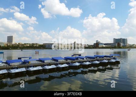 Kazan, Russie – 22 juillet 2026 : Bateaux à pédales amarrés sur le lac inférieur de Kaban Banque D'Images