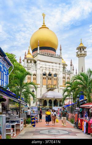 Rue piétonne Bussorah St bordée de boutiques et de cafés menant à la Masjid Sultan à Kampong Glam, Singapour Banque D'Images