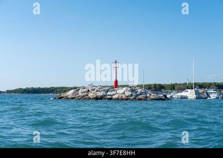 Un grand phare métallique vert sur un rocher dans la mer, près du cap Punta Planka en Croatie.20.07.2026 Banque D'Images