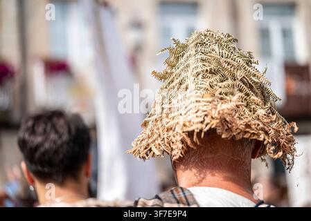 Homme non identifiable participant à un événement folklorique portant un chapeau rustique en plantes sèches Banque D'Images
