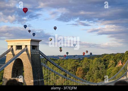 Montgolfières photographiées lors de l'ascension matinale du 9 août de la Bristol International Balloon Fiesta, prises depuis l'observatoire de Clifton au-dessus de Banque D'Images