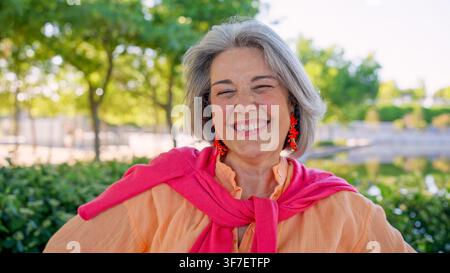 Sénior souriant en plein air profitant d'une belle journée Banque D'Images
