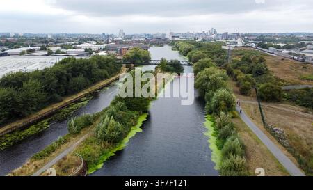Vue aérienne le long de la rivière Aire en direction de la skyline de Leeds Banque D'Images