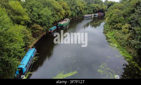 Vue aérienne de péniches amarrées le long du canal de Leeds et Liverpool Banque D'Images