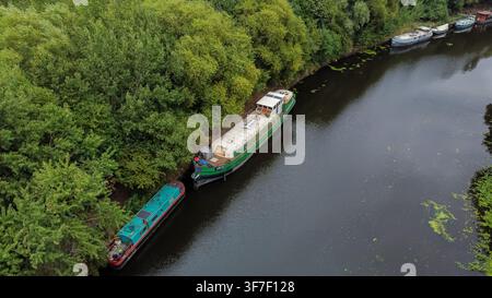 Vue aérienne de péniches amarrées le long du canal de Leeds et Liverpool Banque D'Images