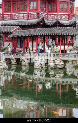 Bâtiment historique réfléchi dans l'étang du jardin Yu à Shanghai, en Chine Banque D'Images