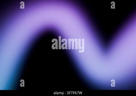 Fond sombre abstrait mettant en avant une vague de lumière néon courbée violette et cyan brillante. Mise au point floue douce avec une texture de grain subtile pour un web futuriste Banque D'Images