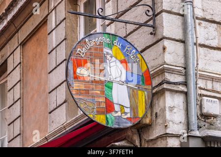Lyon, France - 27 juillet 2026 : Panneau suspendu en vitrail rond pour la célèbre boulangerie Boulangerie du Palais dans le Vieux Lyon historique. Banque D'Images