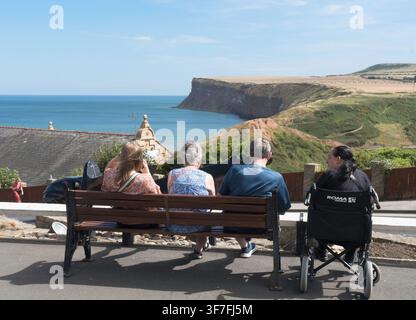 Personnes assises regardant vers le sud depuis Saltburn la côte et les falaises, North Yorkshire, Angleterre, Royaume-Uni Banque D'Images