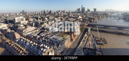 Vue aérienne depuis le Temple sur la Victoria Embankment jusqu'au pont Blackfriars, mettant en scène la skyline de la City of London et la cathédrale Saint-Paul. Banque D'Images