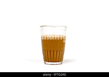 Latte de café crémeux dans un verre simple et transparent isolé sur fond blanc Banque D'Images