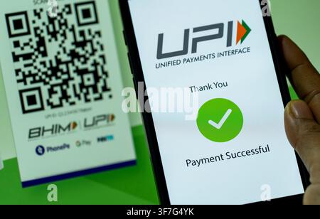 9 août 2026 : Dans cette illustration photographique, une personne effectue un paiement numérique via l'interface Unified Payments (UPI) sur un smartphone, avec des codes QR PhonePe et des services de paiement numérique visibles en arrière-plan, à New Delhi, en Inde, le 9 août 2026. (Crédit image : © David Talukdar/ZUMA Press Wire) UTILISATION ÉDITORIALE SEULEMENT ! Pas pour un USAGE COMMERCIAL ! Banque D'Images