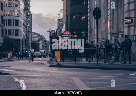 Signes de station du métro et paysage urbain dans le centre de Londres, Angleterre, Royaume-Uni. Banque D'Images