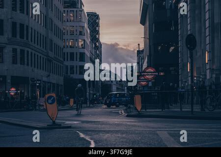 Signes de station du métro et paysage urbain dans le centre de Londres, Angleterre, Royaume-Uni. Banque D'Images