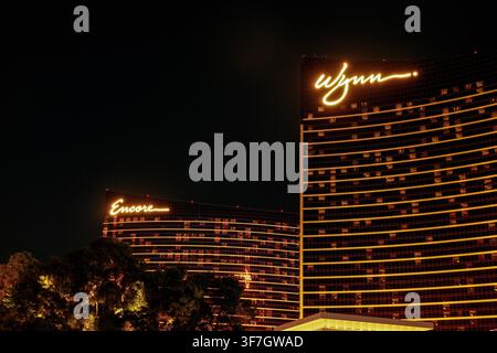 Tours du complexe Wynn Las Vegas illuminées contre le ciel nocturne sur le Las Vegas Strip, Nevada, États-Unis Banque D'Images