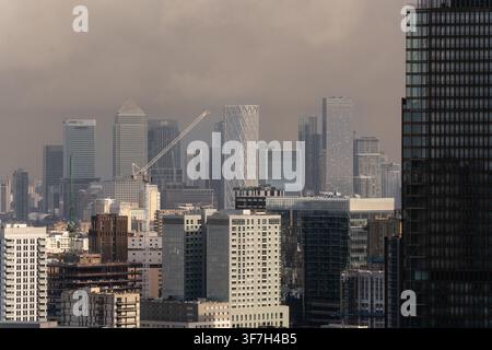 Documenter la densité de Londres : une vue vers l'est depuis Moorgate en direction du centre financier de Canary Wharf, avec One Canada Square & Terre-Neuve. Banque D'Images