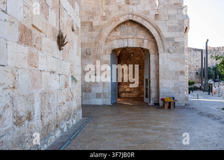 Une prise de vue en gros plan montre l'arc monumental en calcaire de la porte de Jaffa à Jérusalem. Les larges portes en métal sont ouvertes menant à un couloir intérieur, Banque D'Images
