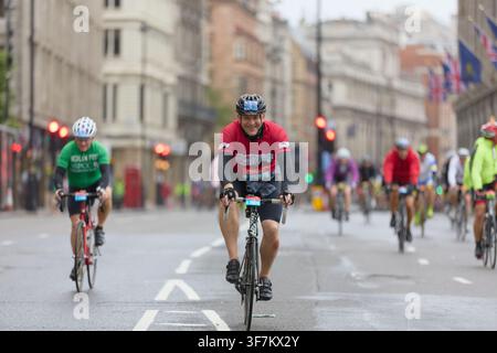 Cyclistes de RideLondon roulant sur la route détrempée de Piccadilly pendant RideLondon 2014 à Piccadilly, Londres, le 10 août 2014. Banque D'Images