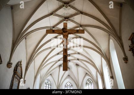 Photo d'intérieur, salle du chœur, Jésus-Christ sur la croix, voûte en réseau, Église urbaine luthérienne Saint-Pierre-et-Paul, Blaubeuren, Jura souabe, Bade-Wurtemberg Banque D'Images