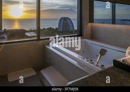 Baignoire d'hôtel avec vue, Pattaya, Thaïlande Banque D'Images