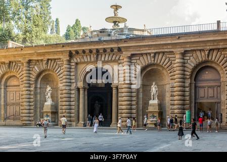 Arcade rustique et entrée des jardins de Boboli dans la cour Ammannati du Palazzo Pitti. Banque D'Images