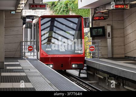 Lyon, France – 27 juillet 2026 : Train funiculaire rouge moderne arrêté sur le quai de la ligne Saint-Just du réseau de transports en commun de la ville de Lyon. Banque D'Images