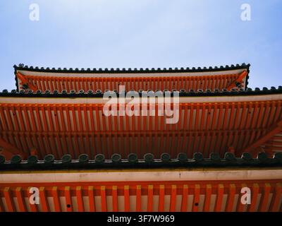 Détail de la treille en bois vermillon et du toit à étages d'une pagode au temple Kiyomizu-dera, Kyoto, Japon Banque D'Images