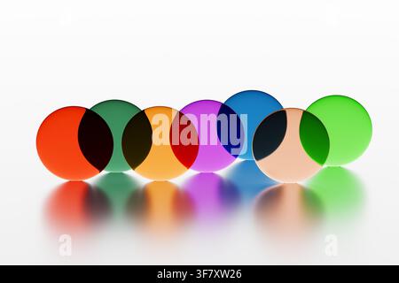 Cercles colorés translucides créant un spectre vibrant de teintes, illustrant les concepts de lumière, de mélange de couleurs et de science visuelle Banque D'Images