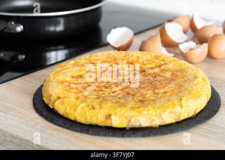 Omelette de pommes de terre espagnole traditionnelle sur le comptoir de la cuisine Banque D'Images