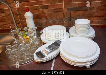 devoirs dans la cuisine en faisant la vaisselle Banque D'Images