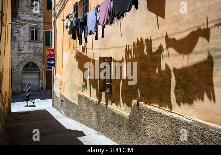Maisons traditionnelles dans le quartier coloré du Corso Garibaldi au nord de la Pérouse médiévale, menant vers le quartier de Porta Sant’Angelo Banque D'Images