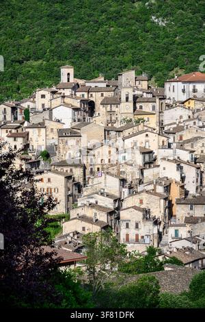 Vue sur le village de Scanno, entouré de 4 parcs nationaux, province de L'Aquila dans les Abruzzes, Italie centrale. Banque D'Images