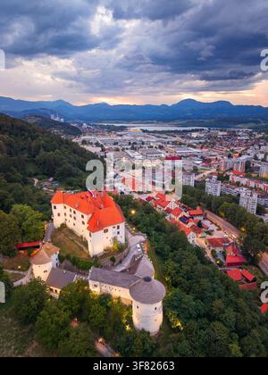 Paysage urbain de Velenje, Slovénie, vu de derrière le château de Velenje au crépuscule en été. Banque D'Images