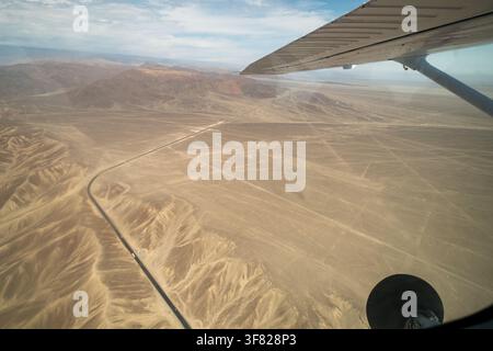 Une photographie aérienne époustouflante révèle les anciennes lignes de Nazca, un complexe de géoglyphes mystérieux, sur fond d'un vaste désert. Capture l'exploration Banque D'Images