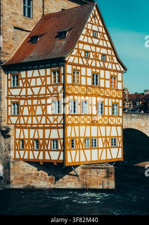 Une vue détaillée de la façade à pans de bois de l'Altes Rathaus de Bamberg, Bamberg, Bavière, Allemagne, 7 mars 2026. Banque D'Images