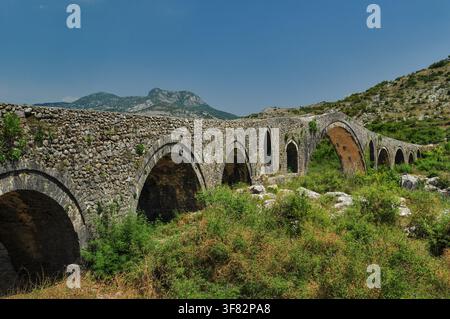 Le pont historique de Mes (Ura e Mesit) dans le nord de l'Albanie. Banque D'Images