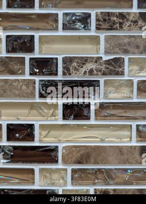 Carreaux de mosaïque en verre disposés selon un motif en grille, à l'intérieur peut-être sur un mur ou un sol, avec des carreaux de mosaïque en verre, de la pierre semblable au marbre, vu du dessus Banque D'Images