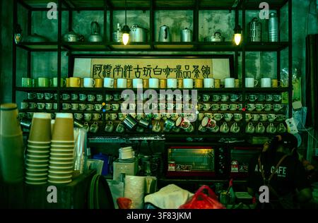 Comptoir vintage Nanyang Kopitiam avec des tasses à café traditionnelles et une vitrine antique Banque D'Images