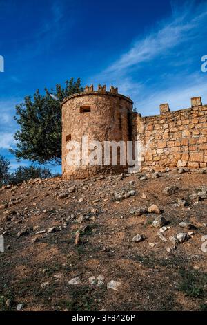 Ancienne structure de fort reposant sur un terrain rocheux dans l'est de la Libye avec un ciel bleu clair au-dessus Banque D'Images