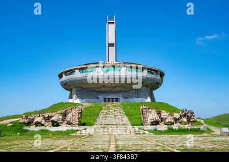 Le monument de Buzludzha se dresse comme un monument historique de l'architecture communiste en Bulgarie, entouré d'un ciel bleu Banque D'Images