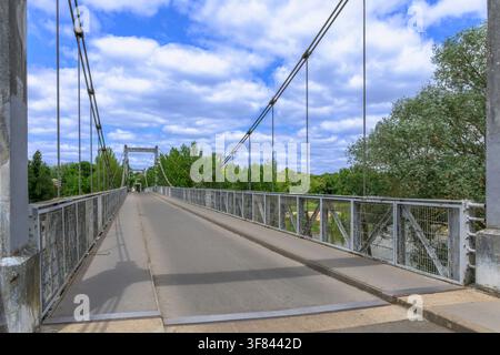 Petit pont pour cycles et piétons ; Pont Suspendu de Saint-Symphorien sur la Loire à Tours dans la région historique de Touraine dans la vallée de la Loire. Banque D'Images