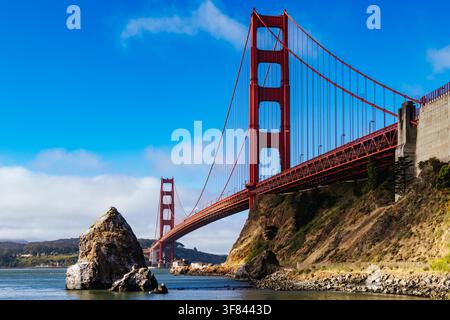 San Francisco, États-Unis - 27 juin 2026 : Les câbles de suspension et la tour nord de l'emblématique Golden Gate Bridge s'élevant depuis la côte du comté de Marin à Fort Bake Banque D'Images