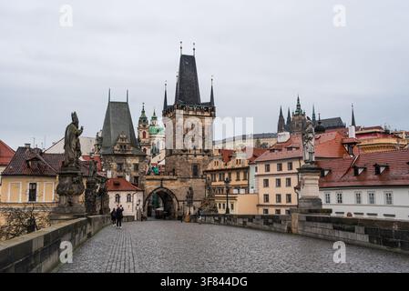 Vue du pont Charles et de la tour du pont de la Petite Ville avec statues à Prague Banque D'Images