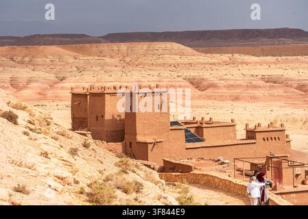 Maisons en terre traditionnelle situées dans les collines arides du sud du Maroc Banque D'Images
