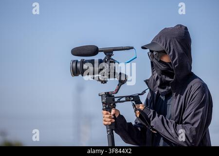 Vidéographe avec DSLR vidéo à gimbal, Vidéo professionnelle, Vidéographe lors d'événements, gimbal motorisé, vidéographe utilisant un outil anti-vibration pour appareil photo reflex Banque D'Images