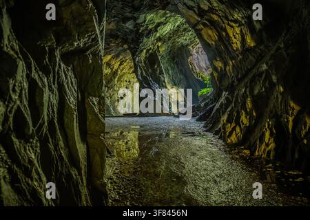 Exploration de la grotte de la cathédrale dans la vallée de Little Langdale à la lumière du début de soirée Banque D'Images