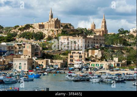 Vues du port de Mgarr avec des bateaux et des bâtiments le long du rivage sur l'île de Gozo à Malte Banque D'Images