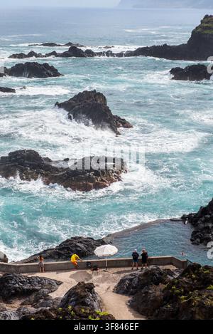 Piscine publique à Seixal offrant un accès à des vues sur la mer et à la côte rocheuse de Madère, Portugal Banque D'Images