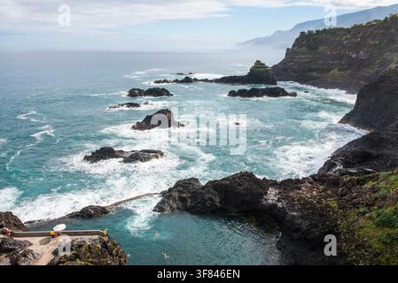 Piscine publique naturelle à Seixal, Madère, près de la côte rocheuse et des vagues de l'océan Banque D'Images